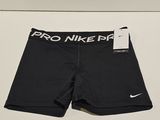 Le short Nike Pro est noir et blanc, avec un logo sur le côté.