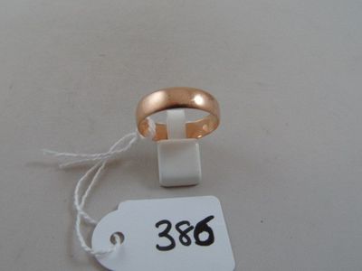 une photo d'une bague à laquelle est accrochée une étiquette de prix