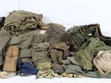 un tas d'objets militaires posés sur une surface blanche