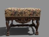 un banc dont l'assise est recouverte d'un tissu à motifs floraux