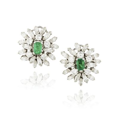 une paire de boucles d'oreilles en émeraude et diamant