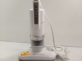 Quelqu'un utilise un aspirateur pour nettoyer un plan de travail