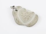 pendentif en jade blanc muni d'un fermoir en argent, sur fond blanc