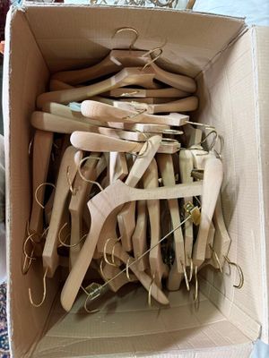 une boîte en carton remplie de cintres en bois