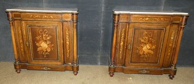 paire de tables de chevet anciennes en bois sculpté avec plateau en marbre