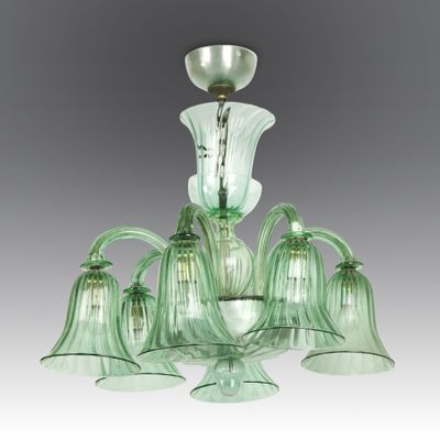 un lustre en verre vert à cinq lumières suspendu au plafond