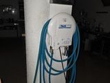 un chargeur électrique fixé à un poteau dans une pièce