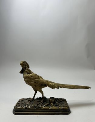 une statue en bronze représentant un faisan, posée sur un socle en marbre