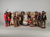 de nombreuses figurines représentant des personnes vêtues de costumes variés