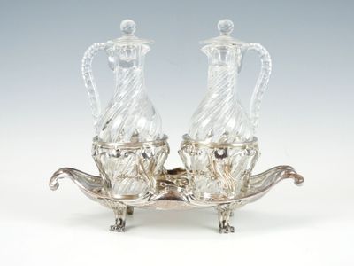 paire de vases en verre argenté sur socle, munis d'anses