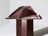 une photo d'une table en bois recouverte d'une nappe marron