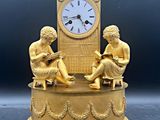 une horloge posée sur une table