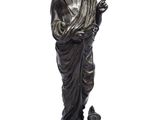 une image représentant la statue d'un homme tenant un oiseau dans la main