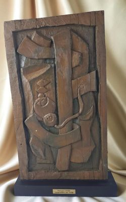 plaque en bois sculptée représentant un homme tenant un enfant dans ses bras