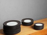 quatre assiettes posées sur une commode en bois