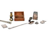 une petite collection d'objets en argent posés sur une surface blanche