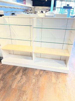 Plusieurs Etageres Blanche ET Presentoirs