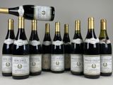 Un lot de bouteilles de vin est aligné sur une table