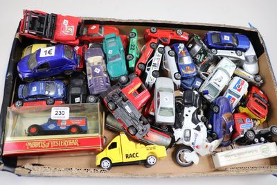 une boîte en carton remplie de petites voitures de toutes sortes