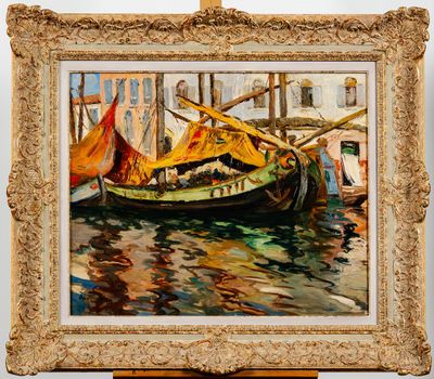 une peinture à l'huile représentant un bateau dans un port, avec d'autres bateaux dans l'eau