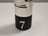 un briquet argenté et noir posé sur une table blanche