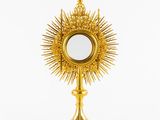 un calice en or surmonté d'une croix