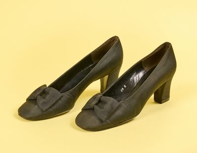 paire d'escarpins noirs pour femme, ornés de nœuds sur le bout