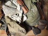 un sac contenant un pistolet et d'autres objets sur le sol
