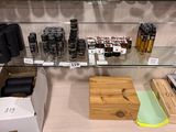 de nombreux types d'alcools exposés dans une vitrine