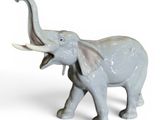 une figurine d'éléphant posée sur une surface blanche
