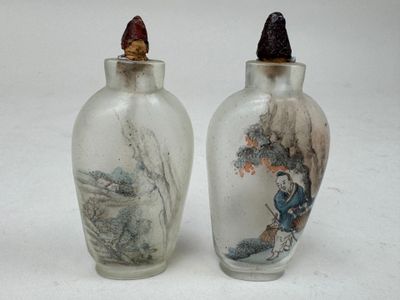 deux vases en verre ornés de peintures asiatiques