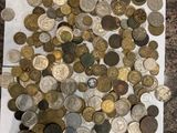 un tas de pièces de monnaie posées sur une table, à côté d'une paire de ciseaux