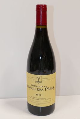 une bouteille de vin posée sur une table
