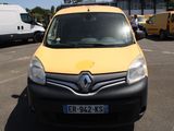 une camionnette jaune garée dans un parking