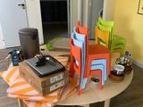 une table entourée de plusieurs chaises dans une pièce