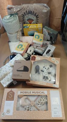 une table sur laquelle se trouvent de nombreux objets