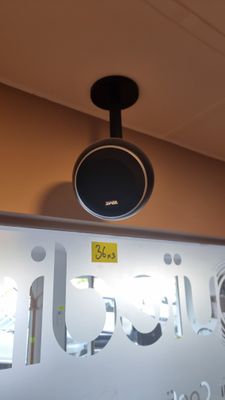 une photo d'un panneau surmonté d'une horloge