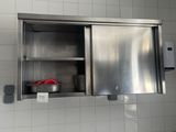une armoire en acier inoxydable au milieu d'un mur carrelé