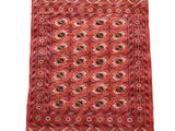 un tapis rouge sur fond blanc