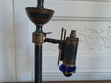 une lampe noire et dorée posée sur une table en bois