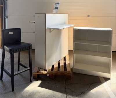 une photo d'une cuisine avec un réfrigérateur et un bar