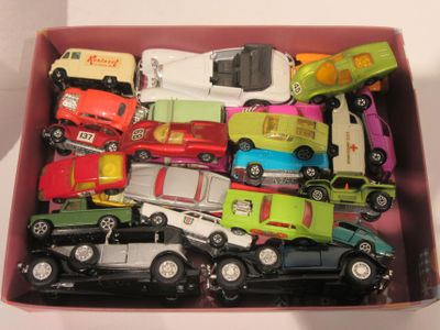 une boîte remplie de petites voitures et de petits camions