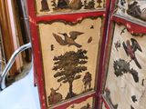 un paravent rouge et doré orné d'oiseaux et de fleurs