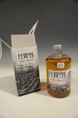 une bouteille de Ferroni à côté d'une boîte de café