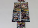 une pile de cartes à collectionner pokemon posée sur une table
