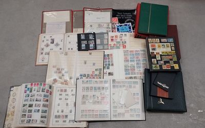 Lot d'albums de timbres dont Henri TIAUDE, CRESUS et divers.