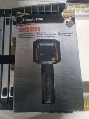 une photo d'une boîte contenant un marteau
