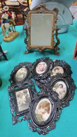 Psyché de table en bronze H : 24 ; joint lot de 10 cadres photo e...