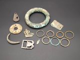 une image représentant un ensemble d'objets métalliques posés sur une table