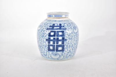 un vase bleu et blanc sur lequel figure une inscription en chinois